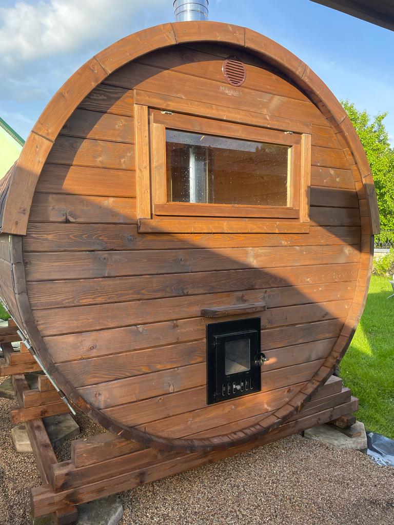 Mucveida pirts, kuras izmērs ir 3m. Pirtij ir malkas krāsns. Tai ir pirts telpa un priekštelpa. Pirts ir brūnā krāsā