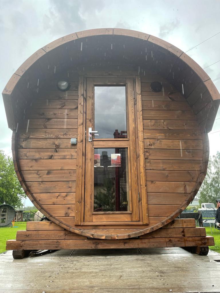 Mucveida pirts, kuras izmērs ir 3m. Pirtij ir malkas krāsns. Tai ir pirts telpa un priekštelpa. Pirts ir brūnā krāsā