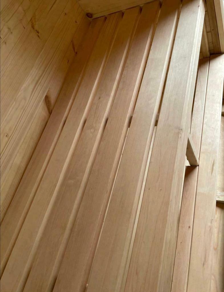 Mucveida pirts, kuras izmērs ir 3m. Pirtij ir malkas krāsns. Tai ir pirts telpa un priekštelpa. Pirts ir brūnā krāsā