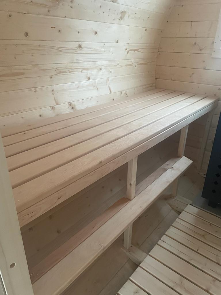 Mucveida pirts, kuras izmērs ir 3m. Pirtij ir malkas krāsns. Tai ir pirts telpa un priekštelpa. Pirts ir brūnā krāsā