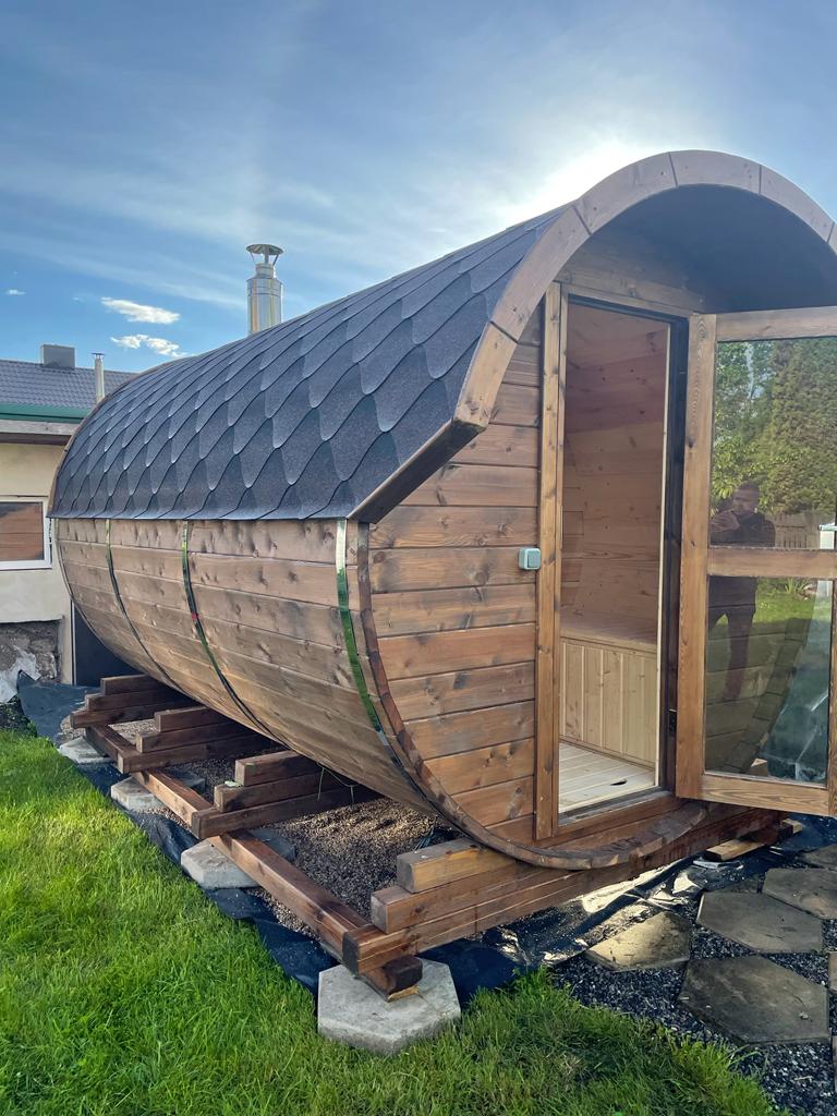 Mucveida pirts, kuras izmērs ir 3m. Pirtij ir malkas krāsns. Tai ir pirts telpa un priekštelpa. Pirts ir brūnā krāsā