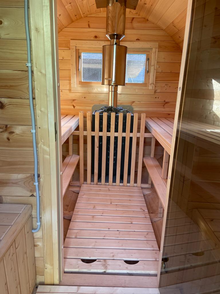 Mucveida pirts, kuras izmērs ir 3m. Pirtij ir malkas krāsns. Tai ir pirts telpa un priekštelpa. Pirts ir brūnā krāsā