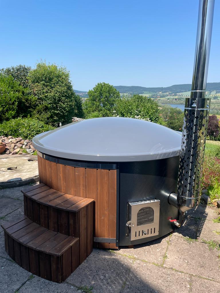 Kubls ar gaiši pelēku stiklašķiedras vannu. Brūnu palisandra apdari. Intigrēto apkures krāsni. Papild aprīkojumā iekļauts ūdens masžas sistēma un LED apgaismojums.