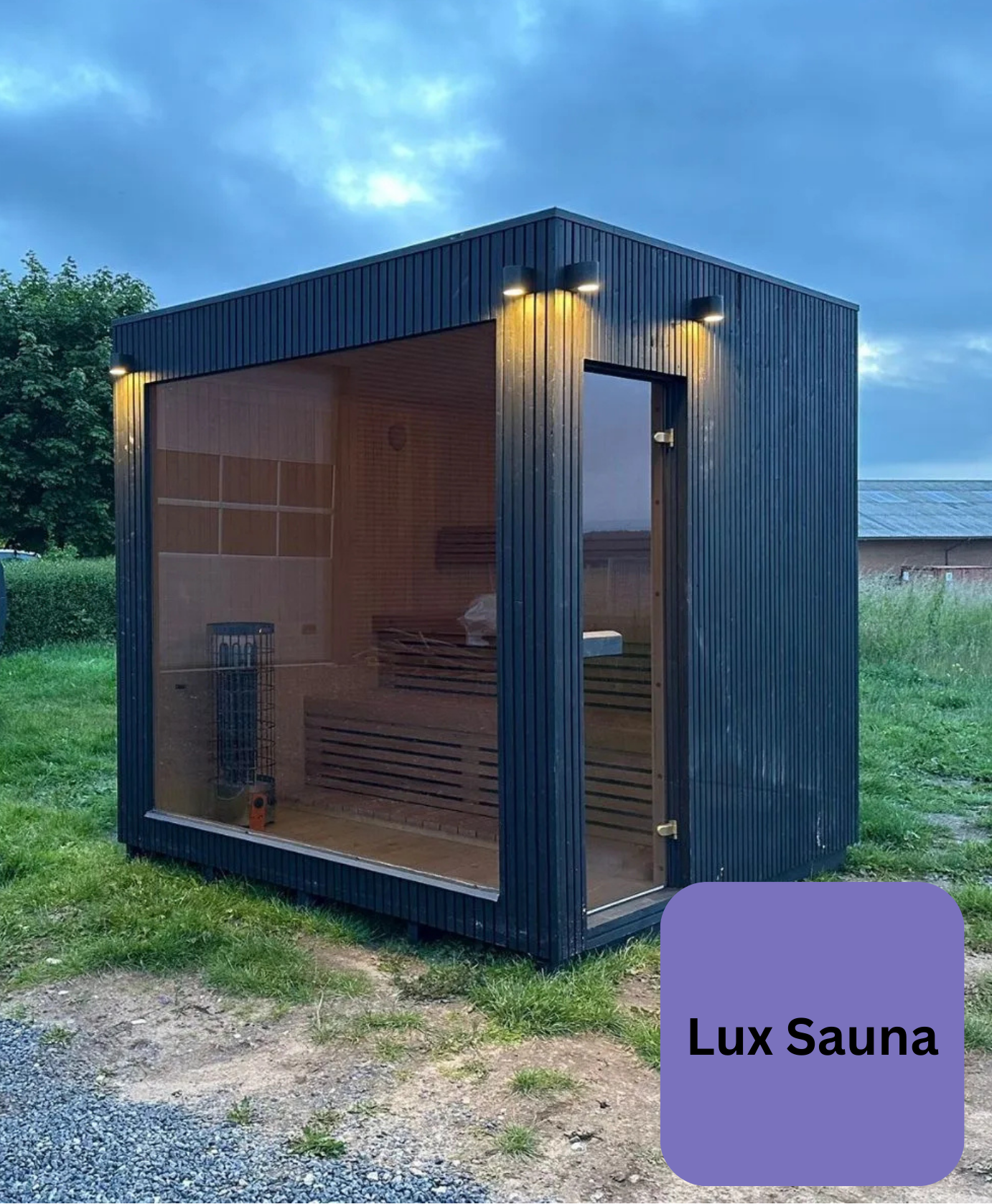 Siltinātas saunas dažādos izmēros un komplektācijās. Sauna ir aprīkota ar elektrisko apkures krāsni un LED apgaismojumu. Sauna ir melnā krāsā.