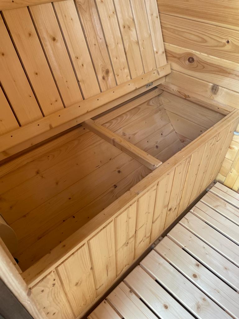 Pirts un stiklašķiedras kubls ar pelēku antracīta apdari. Kublam apkārt ir 360 grādu terase.