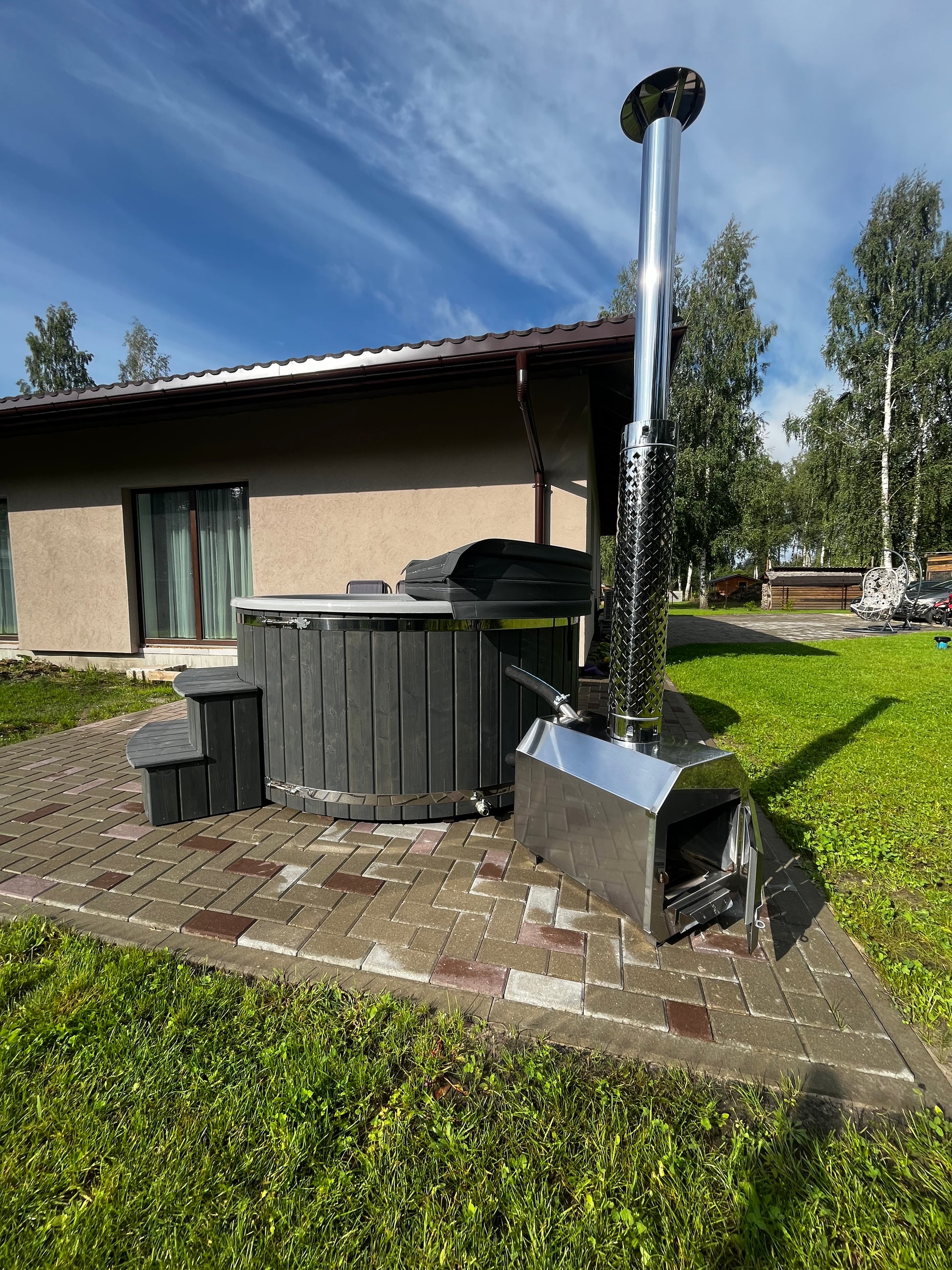 Kubls ar ārējo krāsni, pelēku apdari un granīta vannu, kas ir noturīgāka pret skrāpējumiem un UV starojumu.