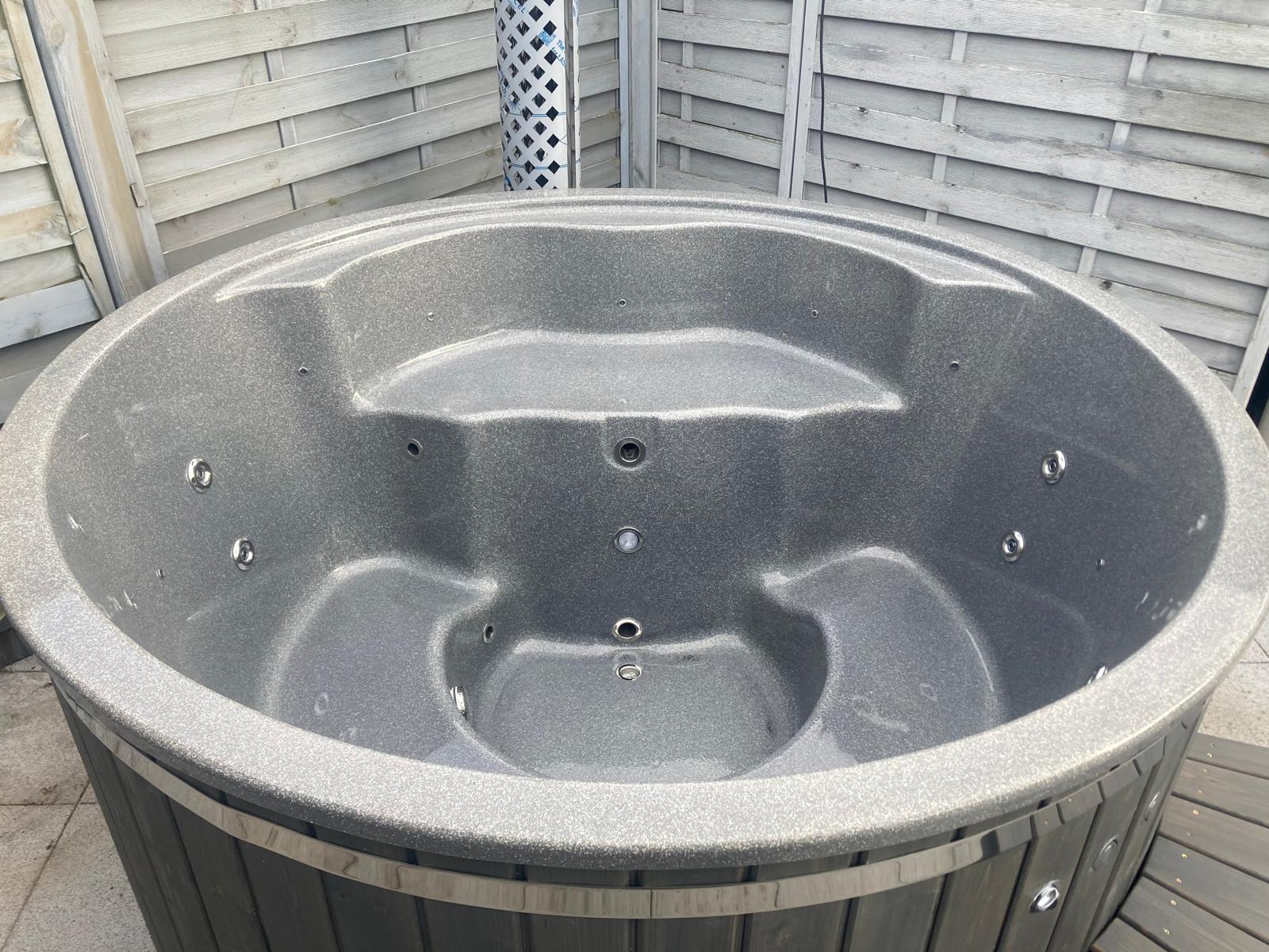 Kubls ar granīta vanu. Integrēto krāsni un pelēku apdari. Papildaprīkojumā termovāks, Hydro masāžas sistēma, LED apgaismojums.
