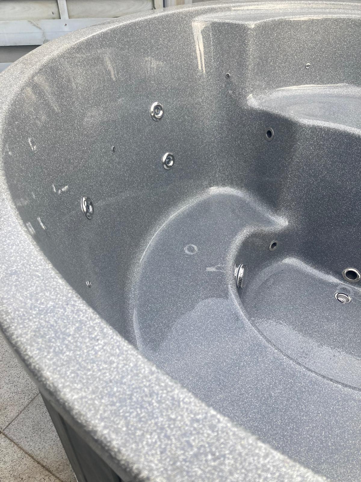 Kubls ar granīta vanu. Integrēto krāsni un pelēku apdari. Papildaprīkojumā termovāks, Hydro masāžas sistēma, LED apgaismojums.