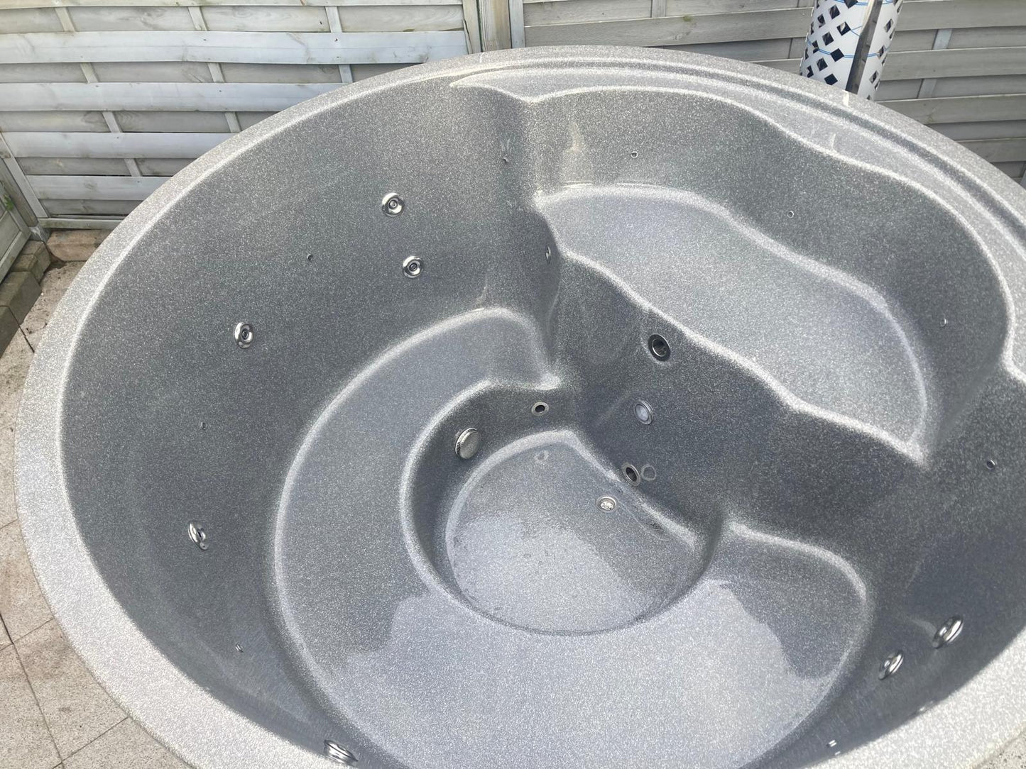 Kubls ar granīta vanu. Integrēto krāsni un pelēku apdari. Papildaprīkojumā termovāks, Hydro masāžas sistēma, LED apgaismojums.