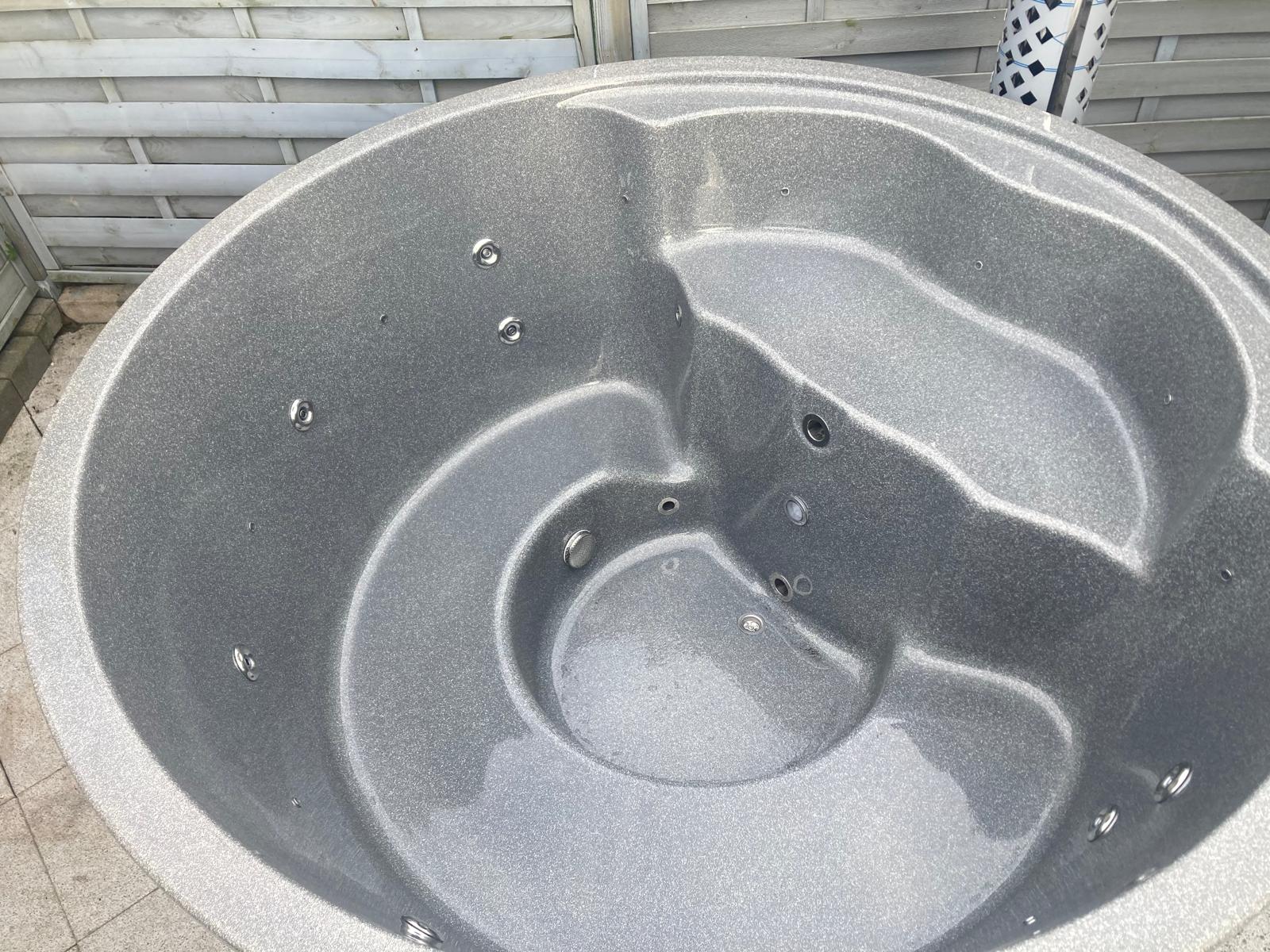 Kubls ar granīta vanu. Integrēto krāsni un pelēku apdari. Papildaprīkojumā termovāks, Hydro masāžas sistēma, LED apgaismojums.