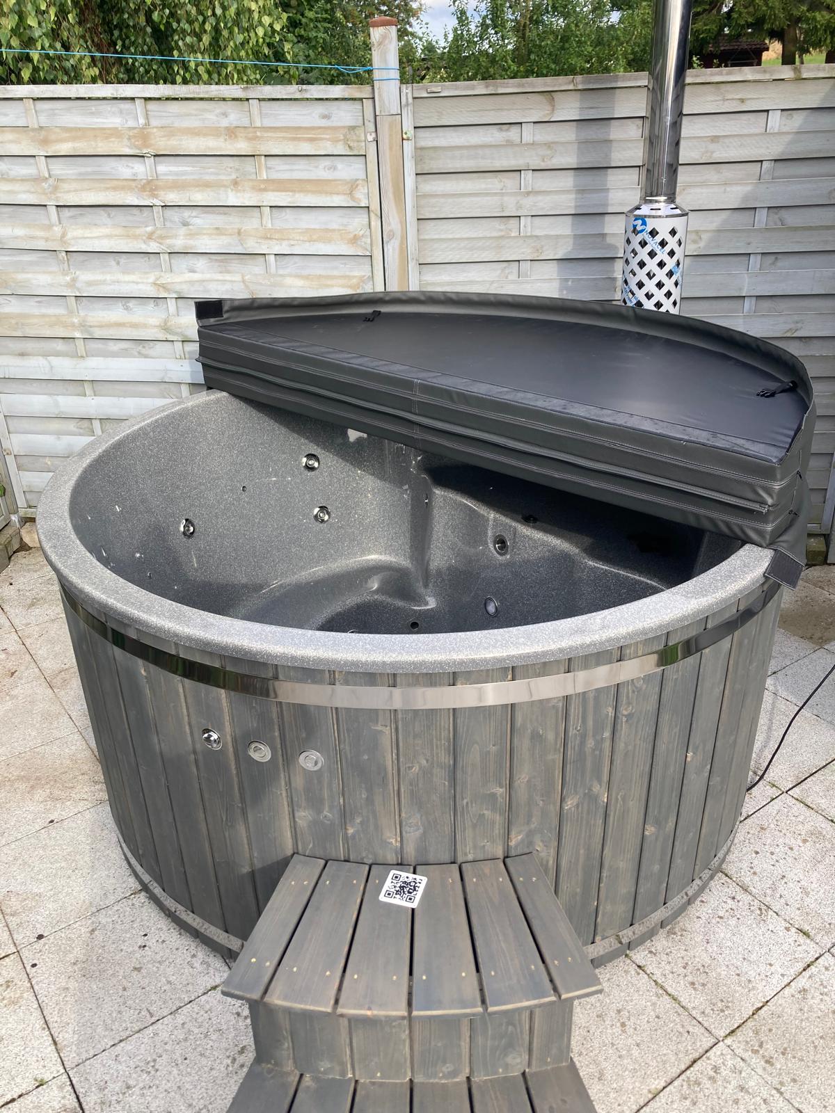Kubls ar granīta vanu. Integrēto krāsni un pelēku apdari. Papildaprīkojumā termovāks, Hydro masāžas sistēma, LED apgaismojums.