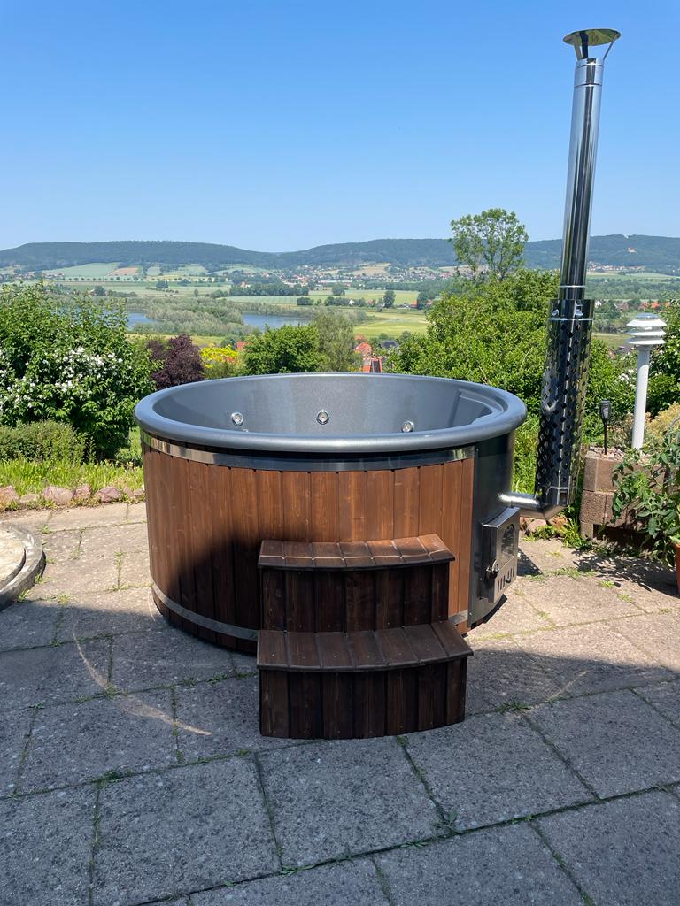 Kubls ar gaiši pelēku stiklašķiedras vannu. Brūnu palisandra apdari. Intigrēto apkures krāsni. Papild aprīkojumā iekļauts ūdens masžas sistēma un LED apgaismojums.