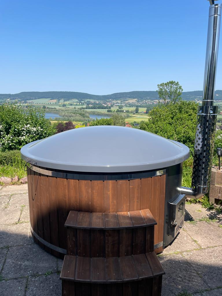 Kubls ar gaiši pelēku stiklašķiedras vannu. Brūnu palisandra apdari. Intigrēto apkures krāsni. Papild aprīkojumā iekļauts ūdens masžas sistēma un LED apgaismojums.