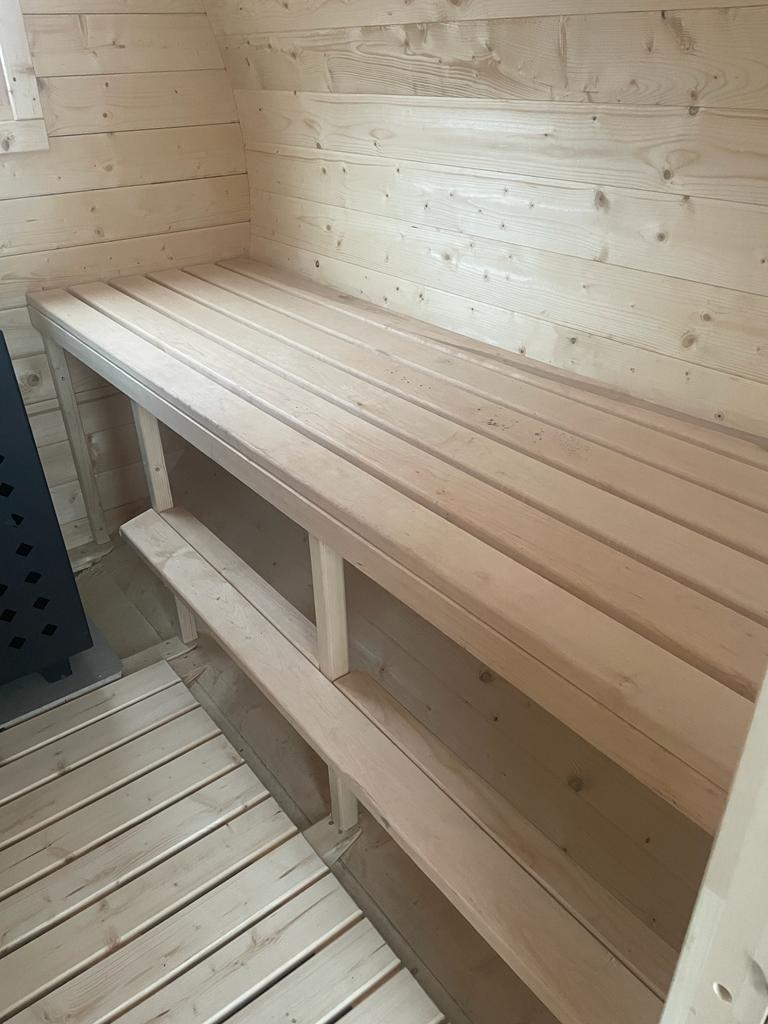 Pirts un stiklašķiedras kubls ar pelēku antracīta apdari. Kublam apkārt ir 360 grādu terase.